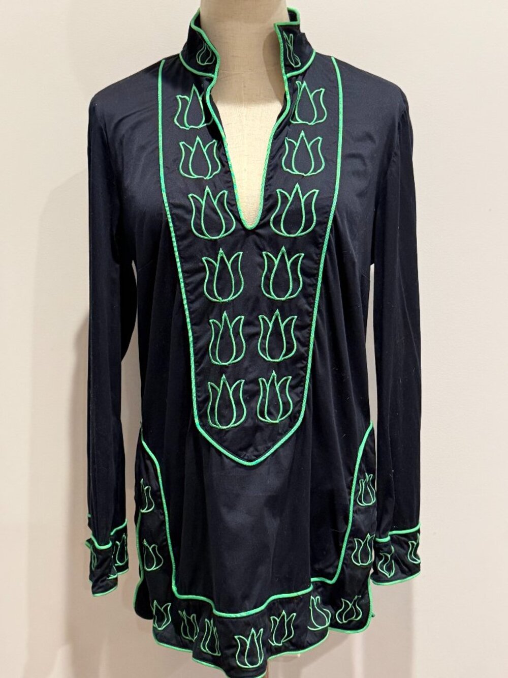 Elizabeth McKay Tunic Shirt Sz 8 Navy Green Embroidered Tulip Preppy Resort Top